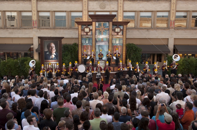 Slavnostní otevření nové budovy Scientologické církve ve městě Pasadena ve státe Kalifornie ve Spojených státech amerických, ceremoniálu se účastnilo více než 4200 scientologů a jejich hostů